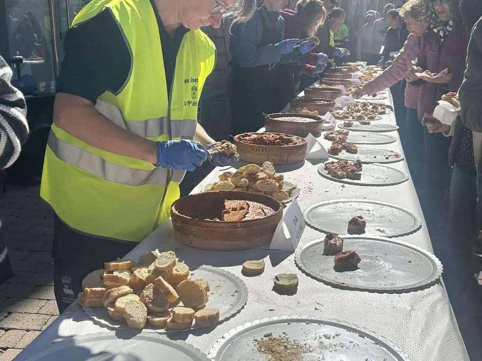 Degustaci&oacute;n de la Tapa de Ajo en la Plaza Mayor de Santa Mar&iacute;a del P&aacute;ramo durante las XIX Jornadas. Le&oacute;n 24 horas.