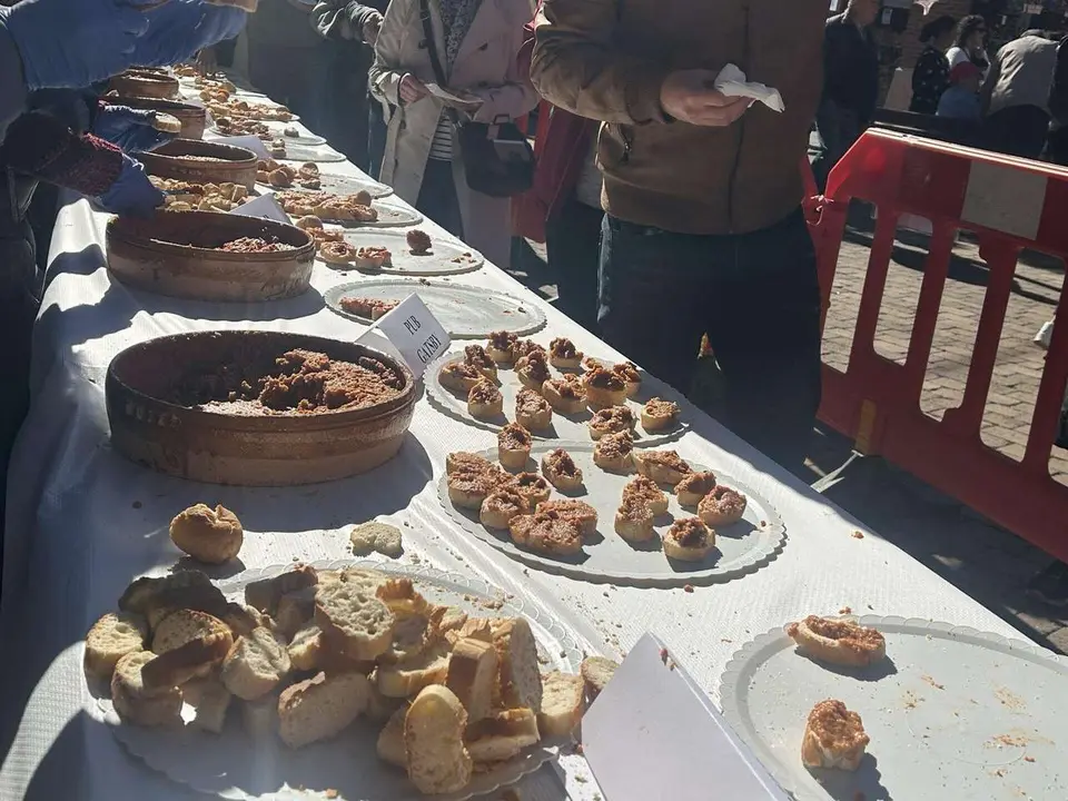 Degustaci&oacute;n de la Tapa de Ajo en la Plaza Mayor de Santa Mar&iacute;a del P&aacute;ramo durante las XIX Jornadas. Le&oacute;n 24 horas.