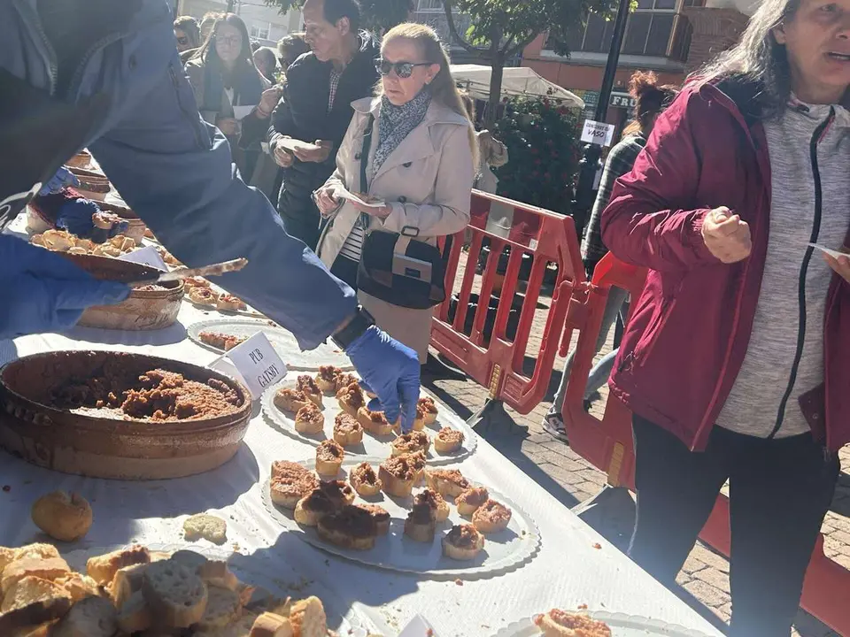 Degustaci&oacute;n de la Tapa de Ajo en la Plaza Mayor de Santa Mar&iacute;a del P&aacute;ramo durante las XIX Jornadas. Le&oacute;n 24 horas.