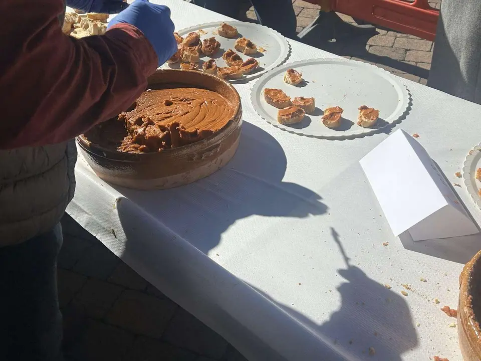 Degustaci&oacute;n de la Tapa de Ajo en la Plaza Mayor de Santa Mar&iacute;a del P&aacute;ramo durante las XIX Jornadas. Le&oacute;n 24 horas.