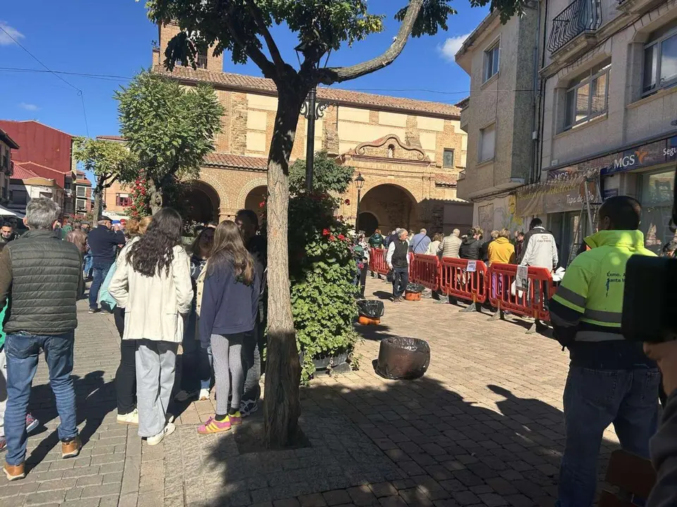 Degustaci&oacute;n de la Tapa de Ajo en la Plaza Mayor de Santa Mar&iacute;a del P&aacute;ramo durante las XIX Jornadas. Le&oacute;n 24 horas.