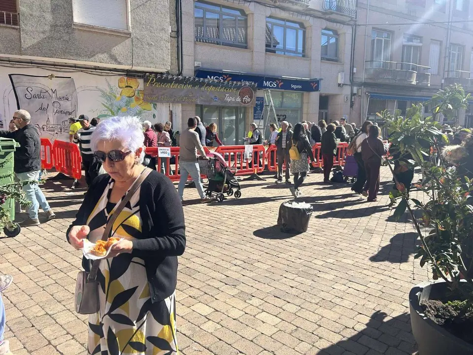 Degustaci&oacute;n de la Tapa de Ajo en la Plaza Mayor de Santa Mar&iacute;a del P&aacute;ramo durante las XIX Jornadas. Le&oacute;n 24 horas.