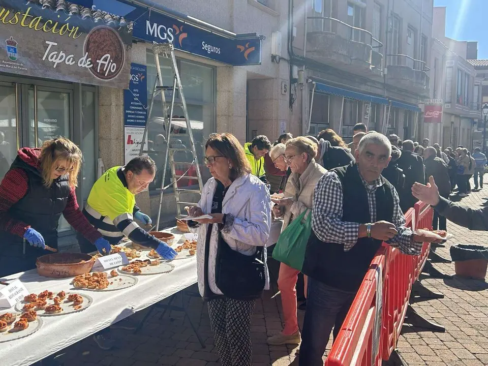 Degustaci&oacute;n de la Tapa de Ajo en la Plaza Mayor de Santa Mar&iacute;a del P&aacute;ramo durante las XIX Jornadas. Le&oacute;n 24 horas.