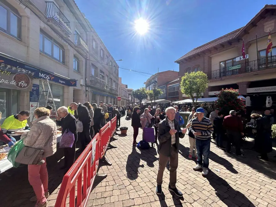 Degustaci&oacute;n de la Tapa de Ajo en la Plaza Mayor de Santa Mar&iacute;a del P&aacute;ramo durante las XIX Jornadas. Le&oacute;n 24 horas.