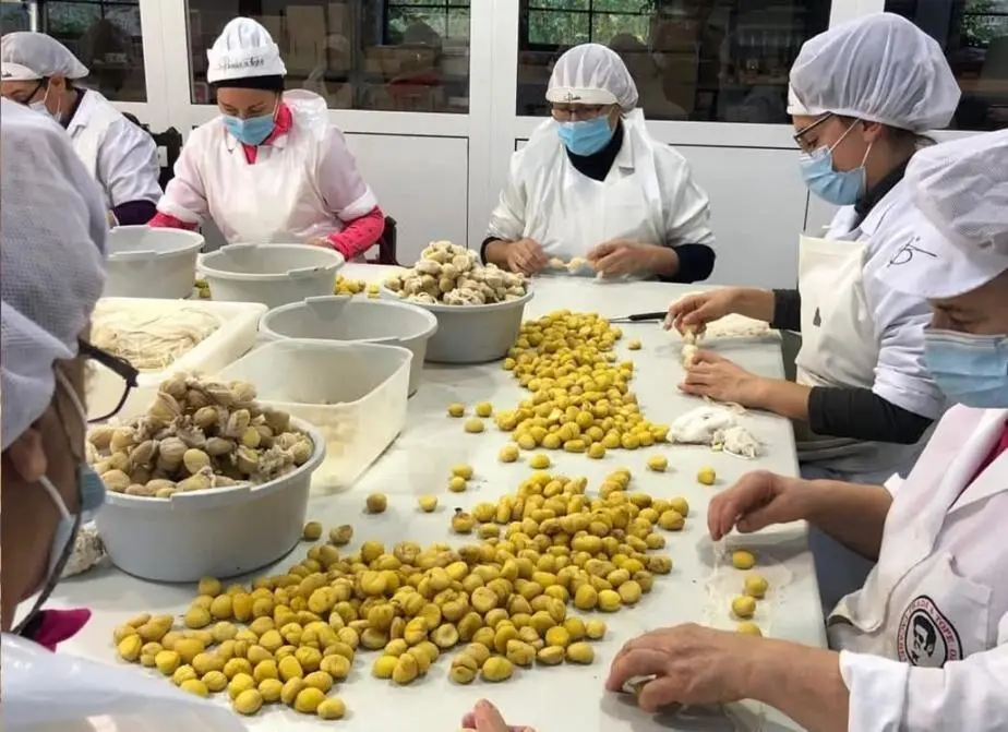 La laboriosa elaboraci&oacute;n de las casta&ntilde;as en alm&iacute;bar de Prada a tope. 