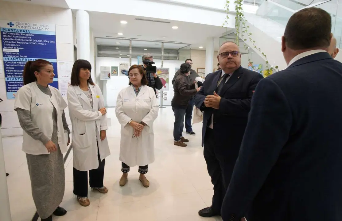 El consejero de Sanidad, Alejandro V&aacute;zquez Ramos, durante su visita la Unidad de Afrontamiento Activo del Dolor Cr&oacute;nico en Ponferrada. ICAL: 