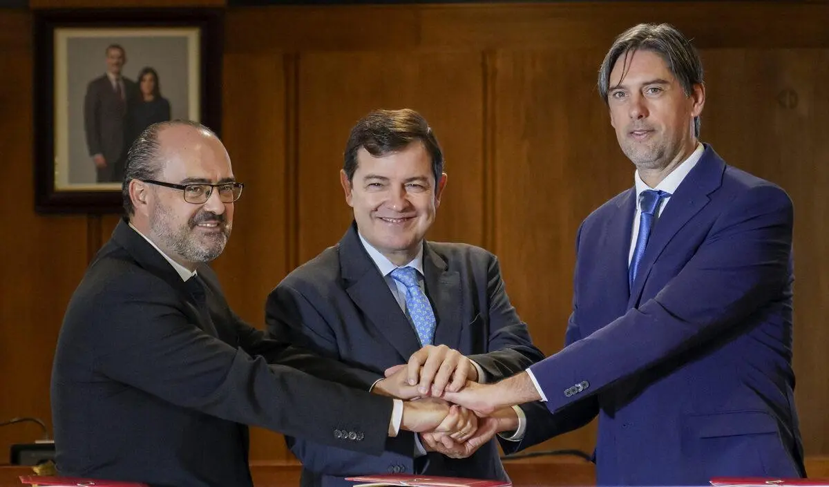 El presidente de la Junta firma el protocolo para la ampliaci&oacute;n del Pol&iacute;gono La Llanada. En la imagen, junto a Marco Morala y Jorge Garc&iacute;a, alcaldes de Ponferrada y Congosto. | ICAL