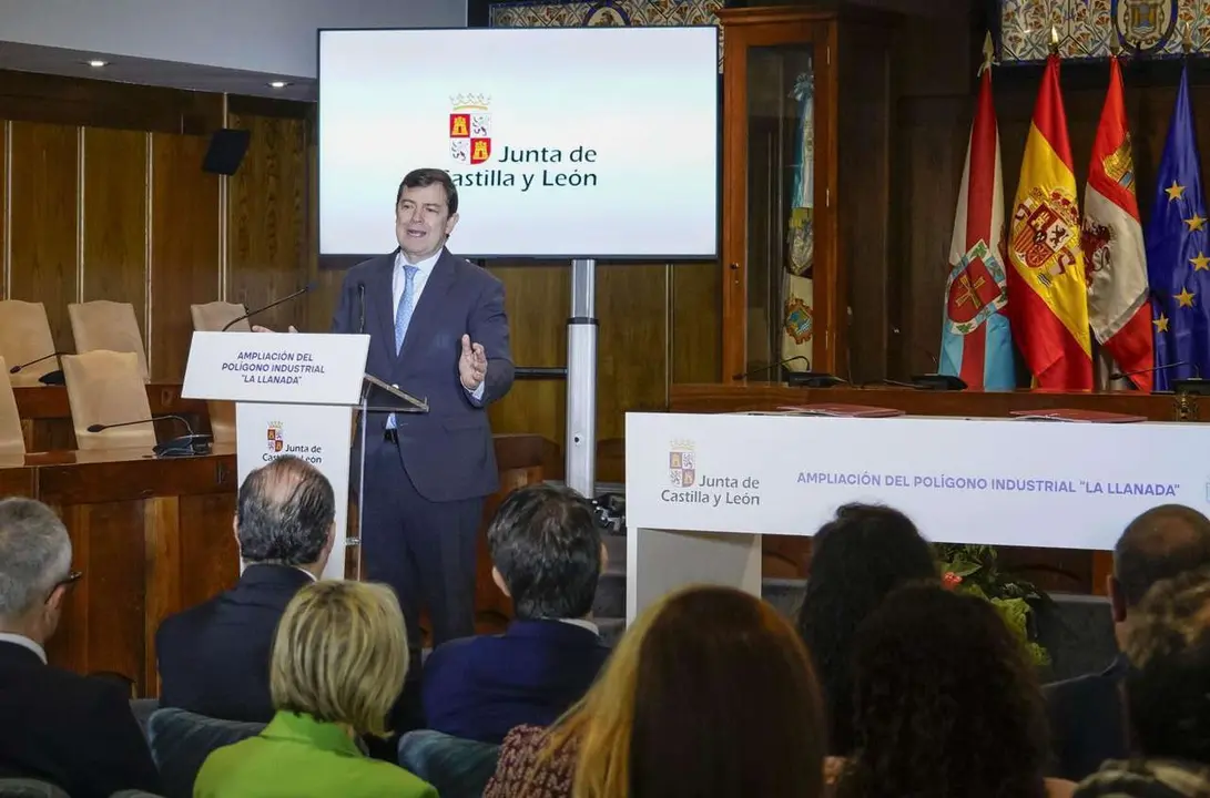 El presidente de la Junta de Castilla y Le&oacute;n, Alfonso Fern&aacute;ndez Ma&ntilde;ueco, durante la firma del protocolo con los ayuntamientos de Ponferrada y Congosto para la ampliaci&oacute;n del Pol&iacute;gono Industrial La Llanada. ICAL