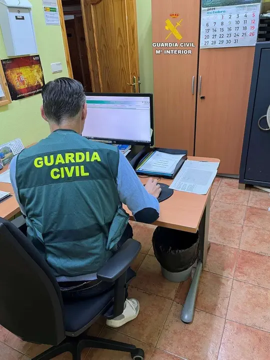 Agente de la Guardia Civil investiga una estafa del FEADER iniciada en La Ba&ntilde;eza.