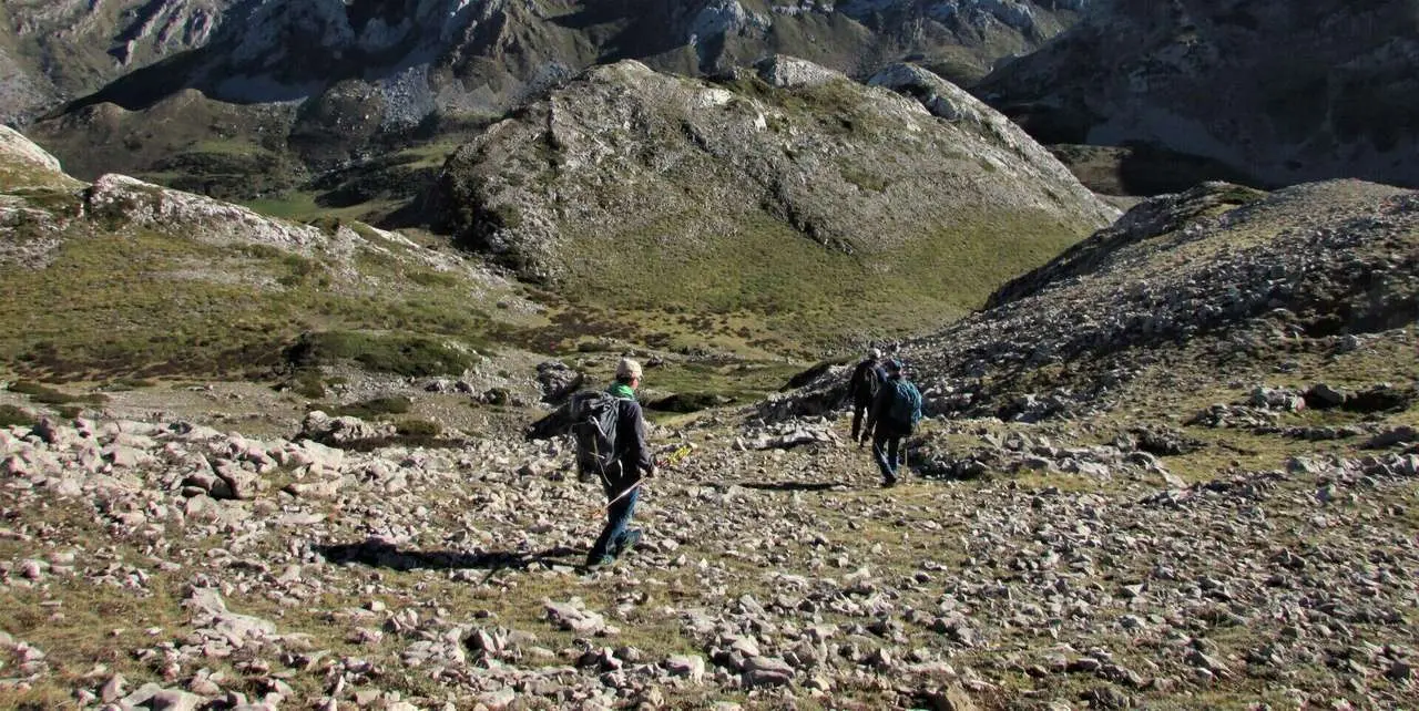 Un monta&ntilde;ero leon&eacute;s culmina el primer recorrido por la Cordillera Cant&aacute;brica de extremo a extremo, junto a otro aficionado de Lugo