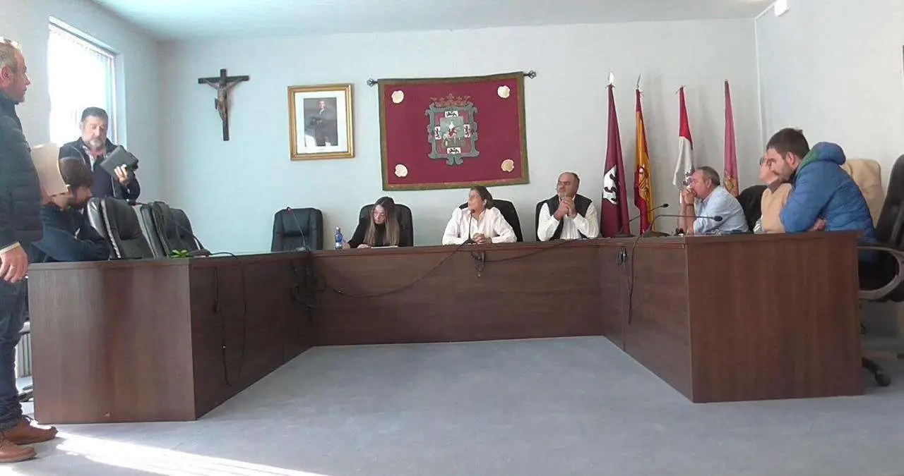 Momento en el que los concejales del PSOE abandonan la sesi&oacute;n
