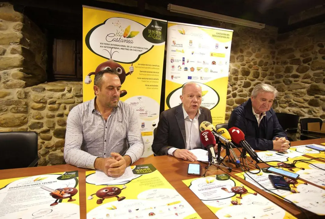 El director de la Mesa del Casta&ntilde;o, Pablo Linares (C), junto a los alcaldes de Carracedelo y Corull&oacute;n (Le&oacute;n), Ra&uacute;l Valcarce (D) y Luis Alberto Arias(I), durante la presentaci&oacute;n de Biocastanea 2025. ICal. 