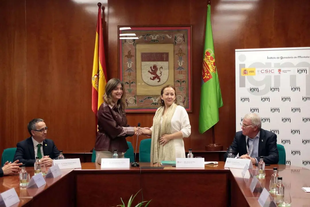 La rectora de la Universidad de Le&oacute;n, Nuria Gonz&aacute;lez, y la presidenta del Consejo Superior de Investigaciones Cient&iacute;ficas, Elo&iacute;sa del Pino, firman un nuevo convenio. / Peio Garc&iacute;a. Ical