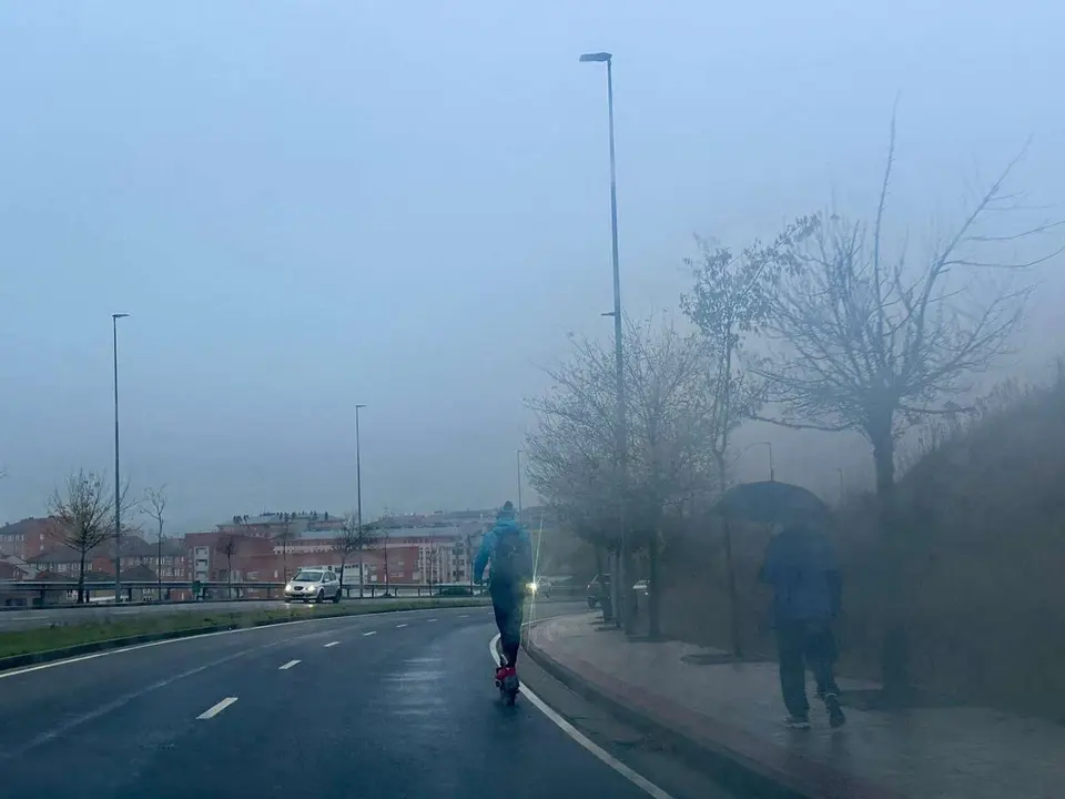 Un joven en patinete por el centro de Le&oacute;n. | SM