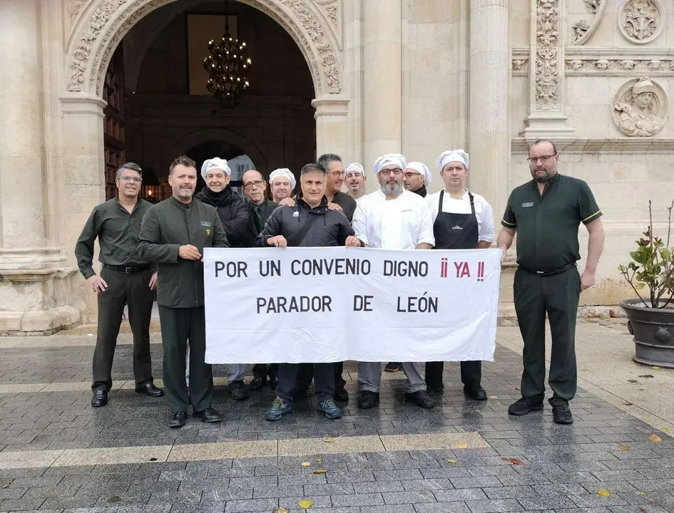 La plantilla del Parador de Le&oacute;n&nbsp;ha vuelto a concentrarse frente a la puerta de su centro de trabajo para protestar por sus condiciones laborales.