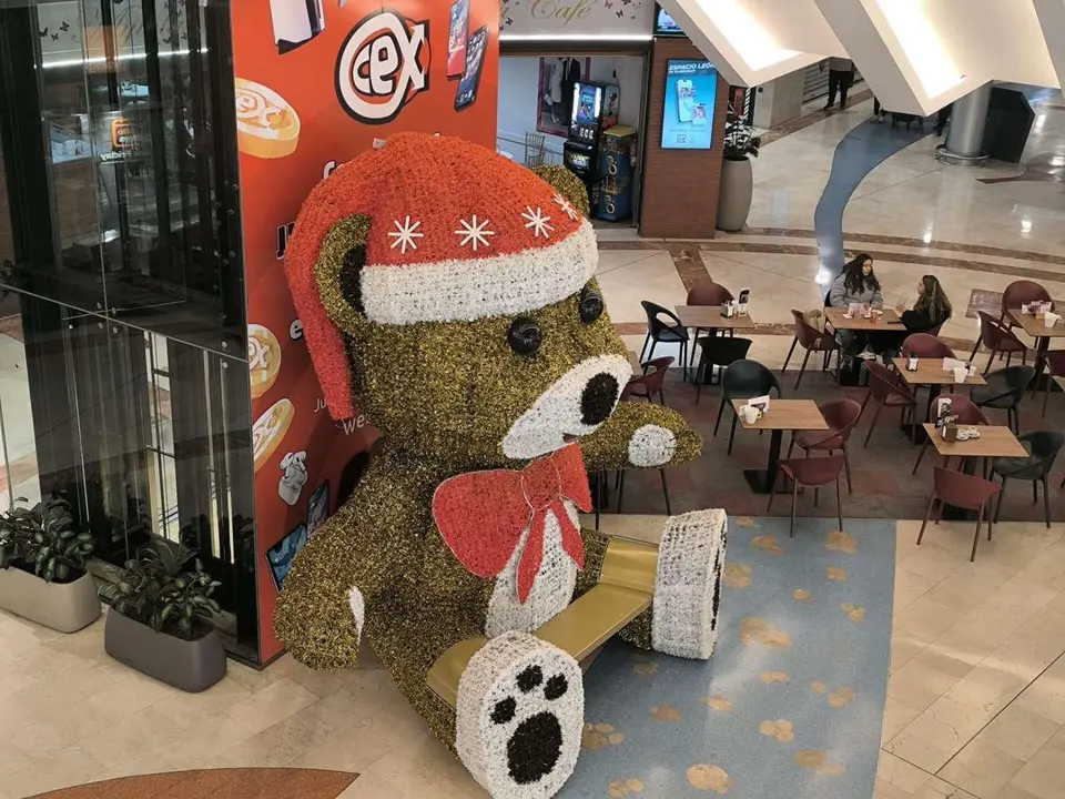 Oso gigante en Espacio Le&oacute;n. Le&oacute;n 24 Horas.