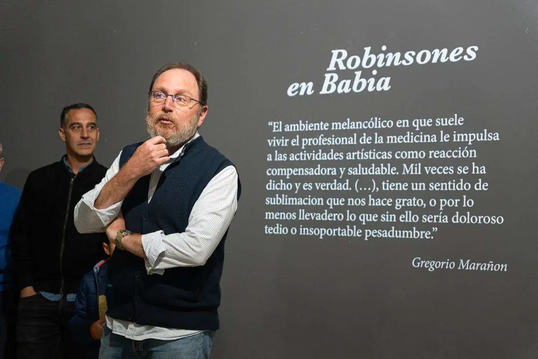 El doctor rural Pedro Higueras, en la inauguraci&oacute;n de la muestra. | JAVIER S&Aacute;NCHEZ