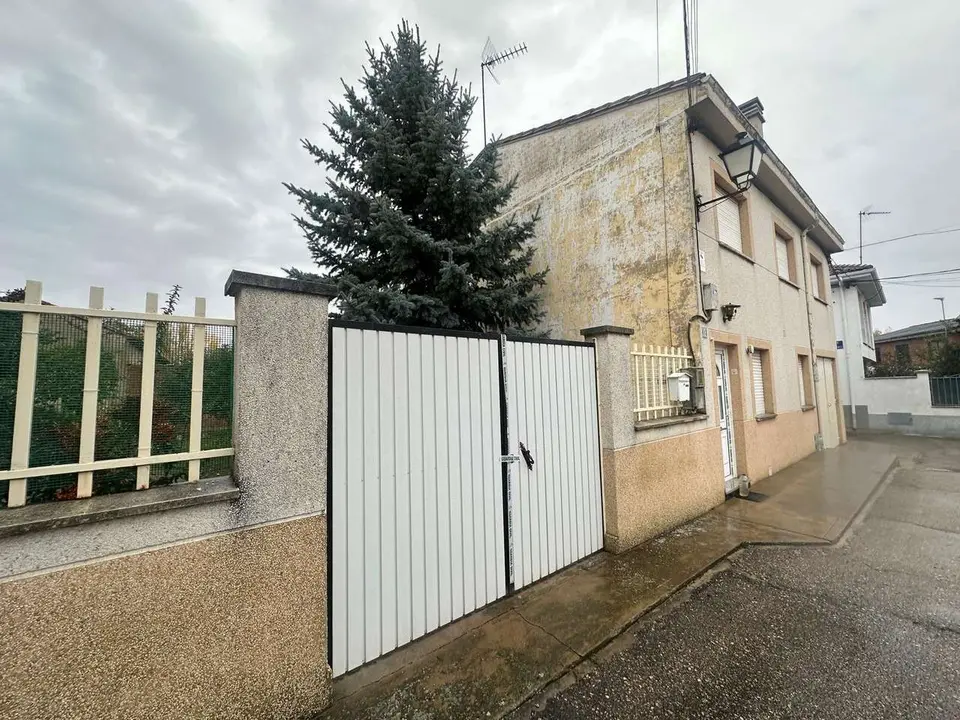 El cad&aacute;ver de Juan Carlos F.D. fue hallado en el interior del pozo de su vivienda de Lorenzana, en la imagen. Estaba mutilado. | SM