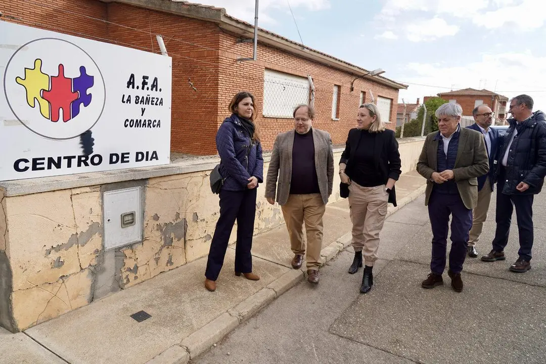La vicepresidenta de la Junta y consejera de Familia e Igualdad de Oportunidades, Isabel Blanco, visita las obras realizadas para la ampliaci&oacute;n del Centro de D&iacute;a 'AFA La Ba&ntilde;eza'. | ICAL