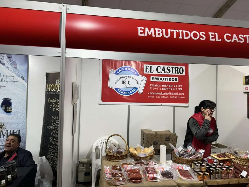 Ambiente en el recinto ferial de las  XXVIII Jornadas de la Matanza en Puebla de Lillo. Le&oacute;n 24 horas.