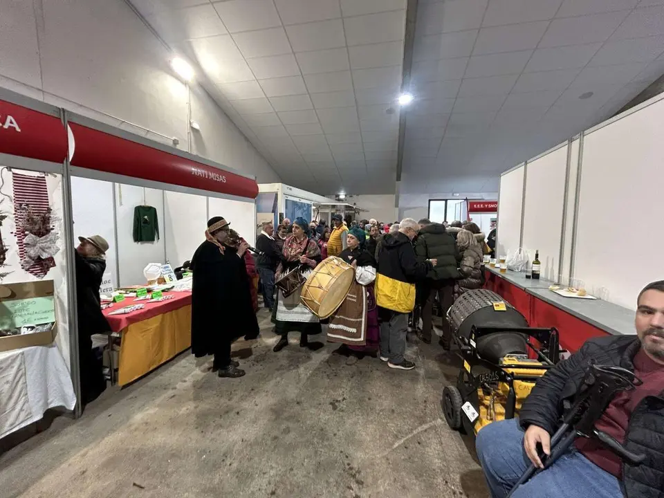 Ambiente en el recinto ferial de las  XXVIII Jornadas de la Matanza en Puebla de Lillo. Le&oacute;n 24 horas.