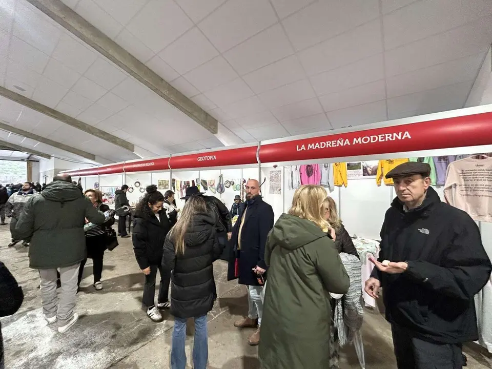 Ambiente en el recinto ferial de las  XXVIII Jornadas de la Matanza en Puebla de Lillo. Le&oacute;n 24 horas.