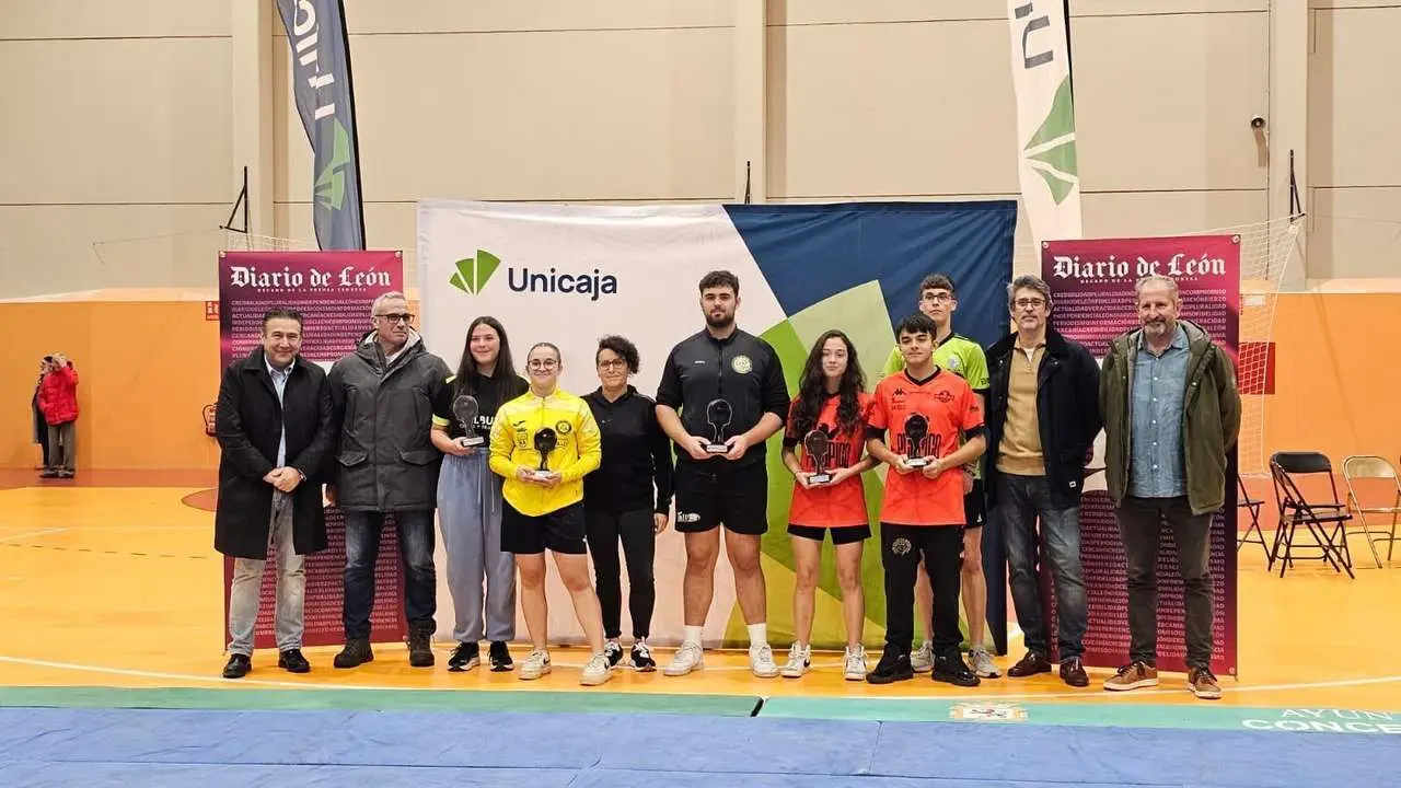 Entrega de trofeos a los campeones del Campe&oacute;n de Campeones. LE&Oacute;N 24 HORAS