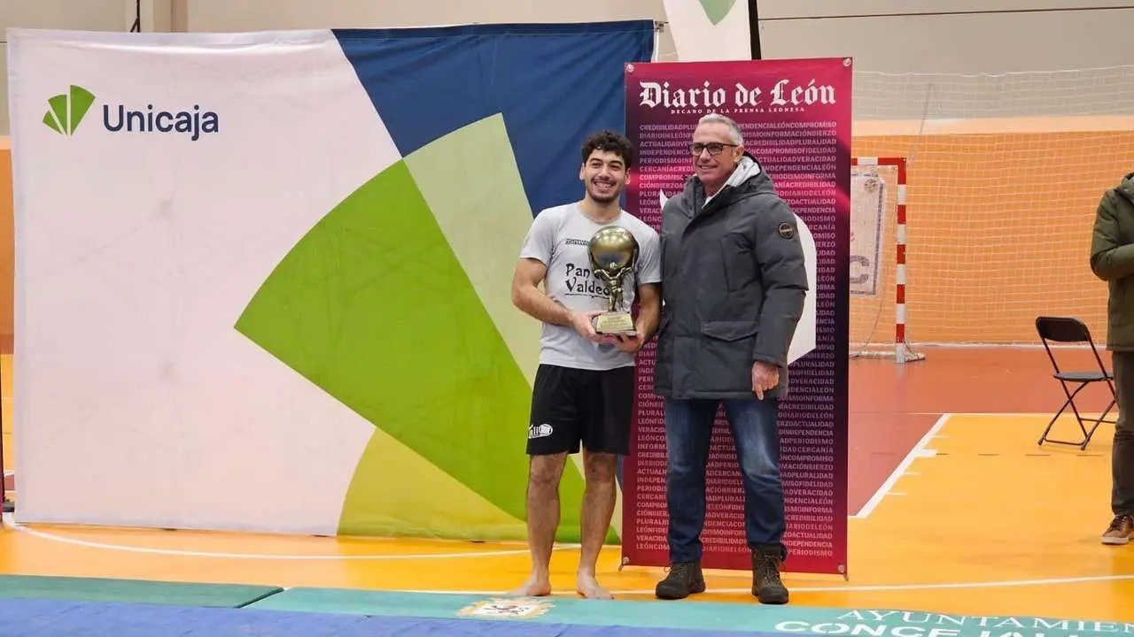 Entrega de trofeos a los campeones del Campe&oacute;n de Campeones. LE&Oacute;N 24 HORAS