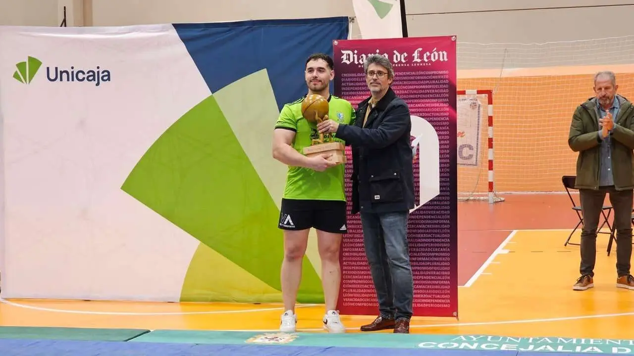 Entrega de trofeos a los campeones del Campe&oacute;n de Campeones. LE&Oacute;N 24 HORAS
