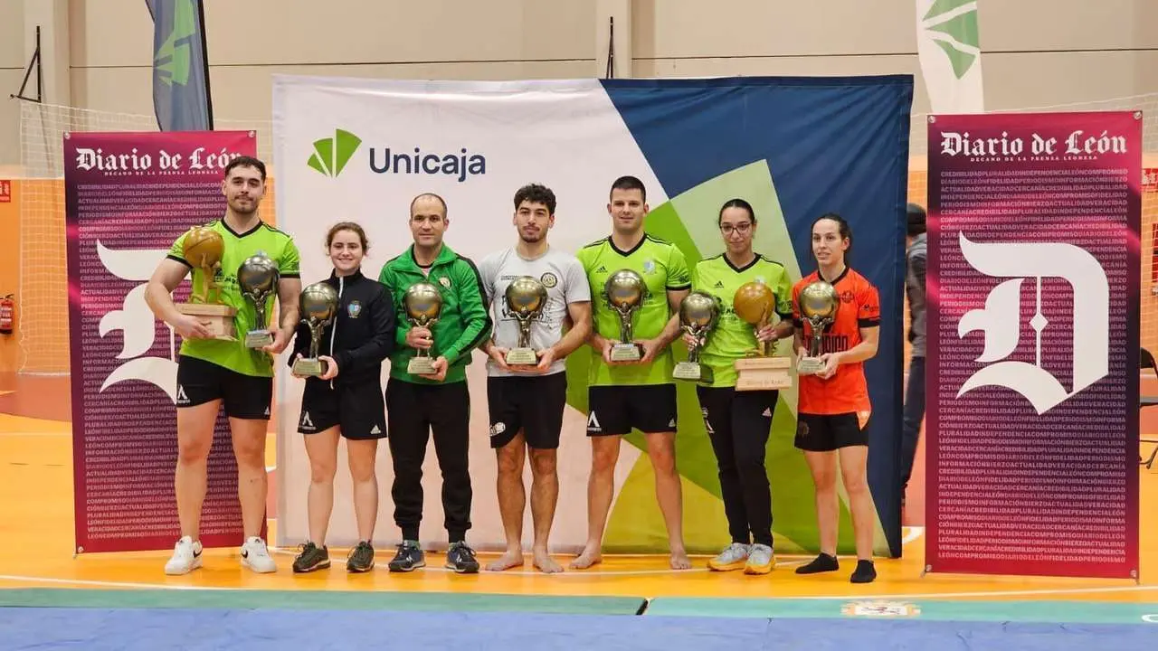 Entrega de trofeos a los campeones del Campe&oacute;n de Campeones. LE&Oacute;N 24 HORAS