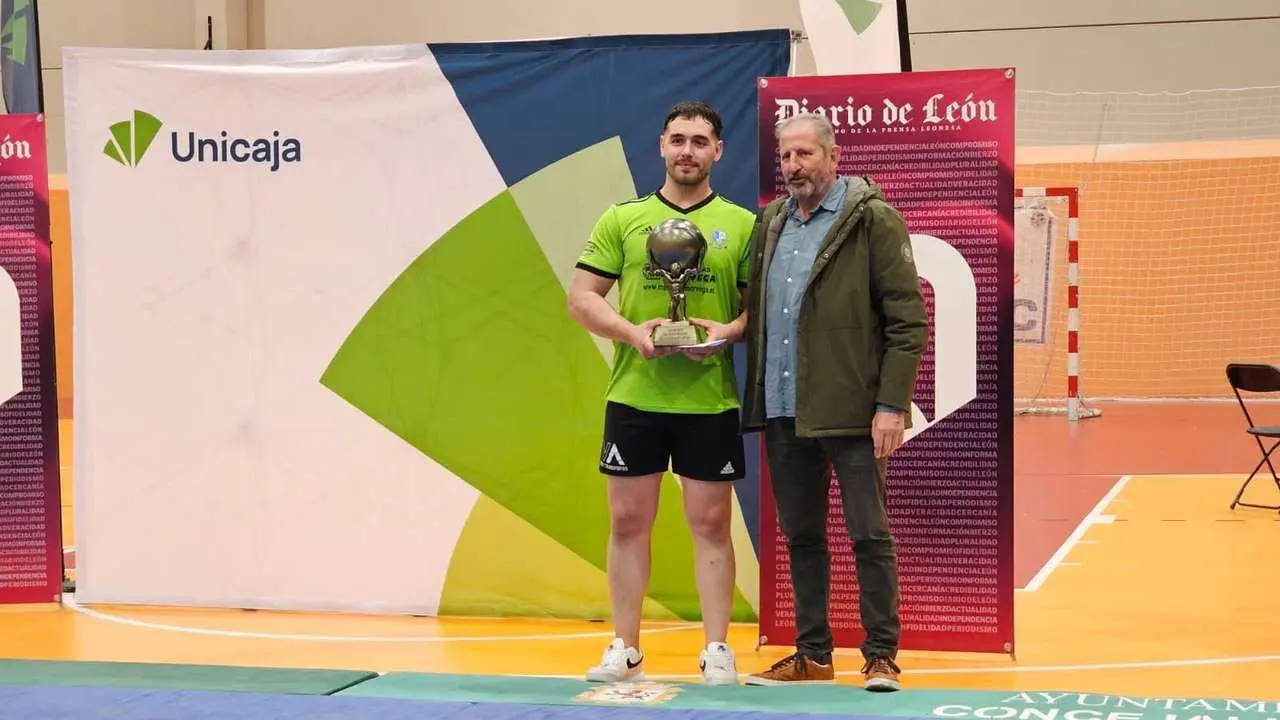 Entrega de trofeos a los campeones del Campe&oacute;n de Campeones. LE&Oacute;N 24 HORAS