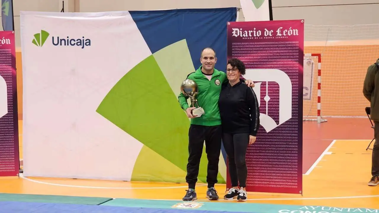 Entrega de trofeos a los campeones del Campe&oacute;n de Campeones. LE&Oacute;N 24 HORAS