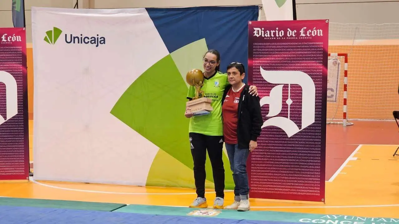 Entrega de trofeos a los campeones del Campe&oacute;n de Campeones. LE&Oacute;N 24 HORAS