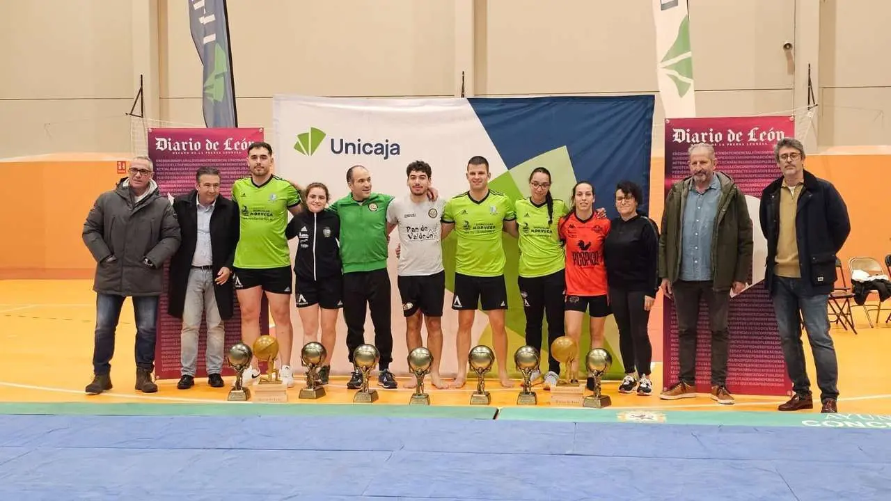 Entrega de trofeos a los campeones del Campe&oacute;n de Campeones. LE&Oacute;N 24 HORAS
