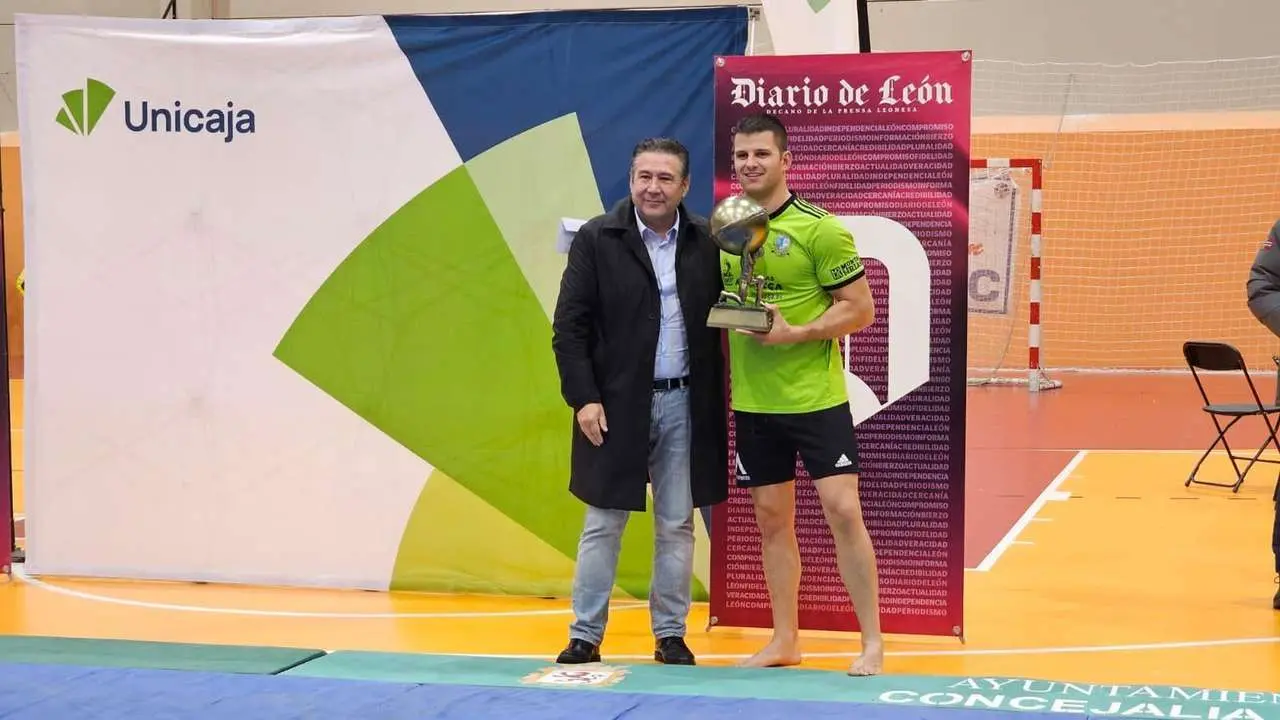Entrega de trofeos a los campeones del Campe&oacute;n de Campeones. LE&Oacute;N 24 HORAS