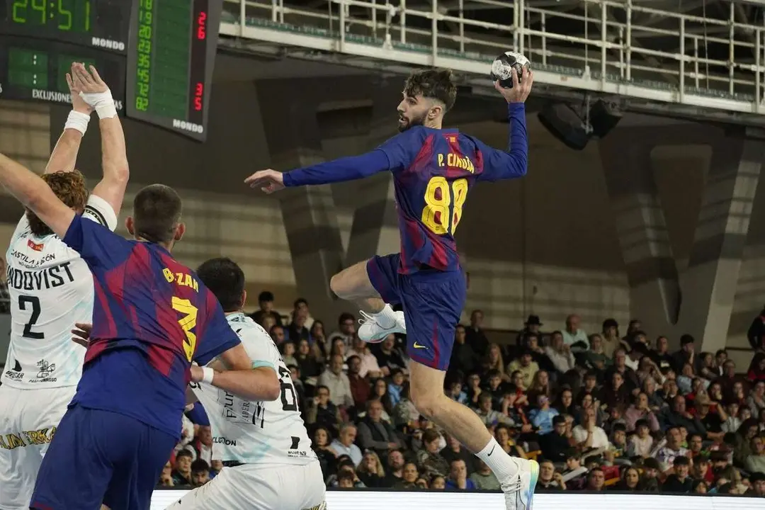 Partido entre el Abanca Ademar y el FC Barcelona. Fotograf&iacute;a: a.mproducciones