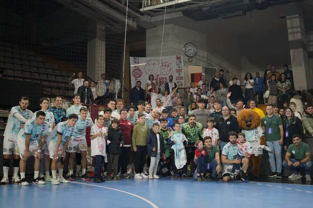 Partido entre el Abanca Ademar y el FC Barcelona. Fotograf&iacute;a: a.mproducciones