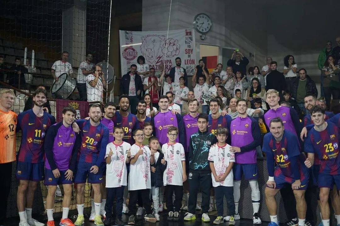 Partido entre el Abanca Ademar y el FC Barcelona. Fotograf&iacute;a: a.mproducciones