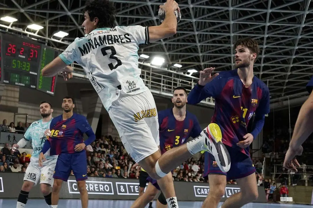 Partido entre el Abanca Ademar y el FC Barcelona. Fotograf&iacute;a: a.mproducciones