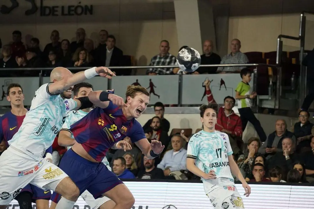 Partido entre el Abanca Ademar y el FC Barcelona. Fotograf&iacute;a: a.mproducciones