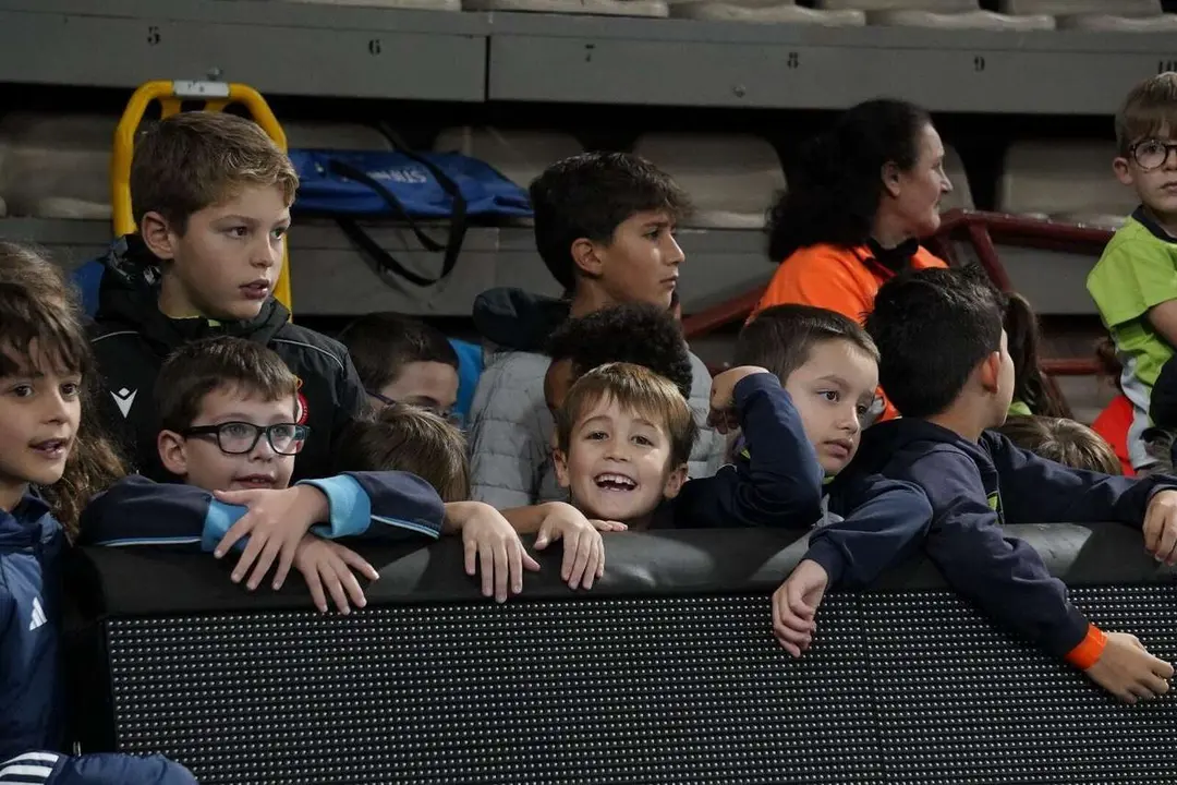 Partido entre el Abanca Ademar y el FC Barcelona. Fotograf&iacute;a: a.mproducciones