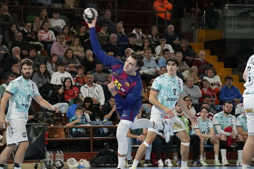 Partido entre el Abanca Ademar y el FC Barcelona. Fotograf&iacute;a: a.mproducciones
