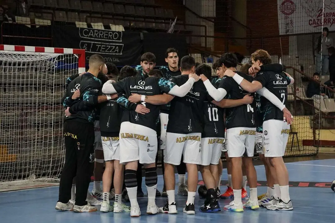 Partido entre el Abanca Ademar y el FC Barcelona. Fotograf&iacute;a: a.mproducciones