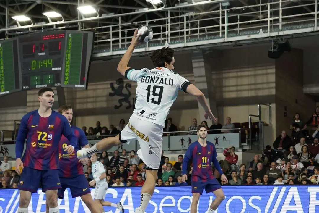 Partido entre el Abanca Ademar y el FC Barcelona. Fotograf&iacute;a: a.mproducciones