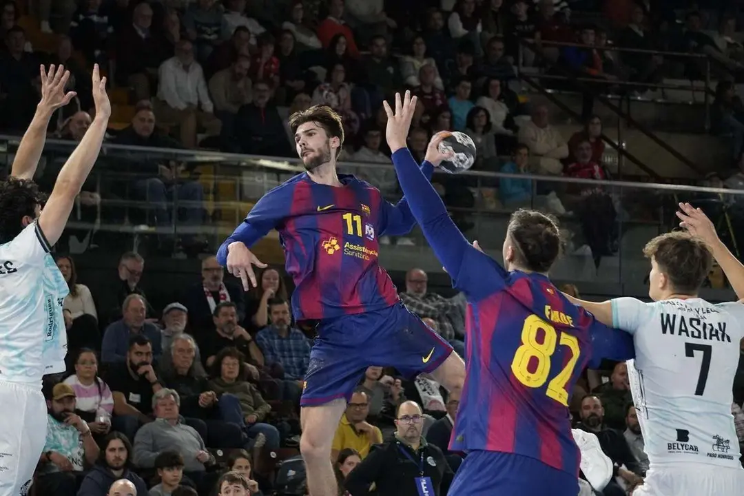 Partido entre el Abanca Ademar y el FC Barcelona. Fotograf&iacute;a: a.mproducciones