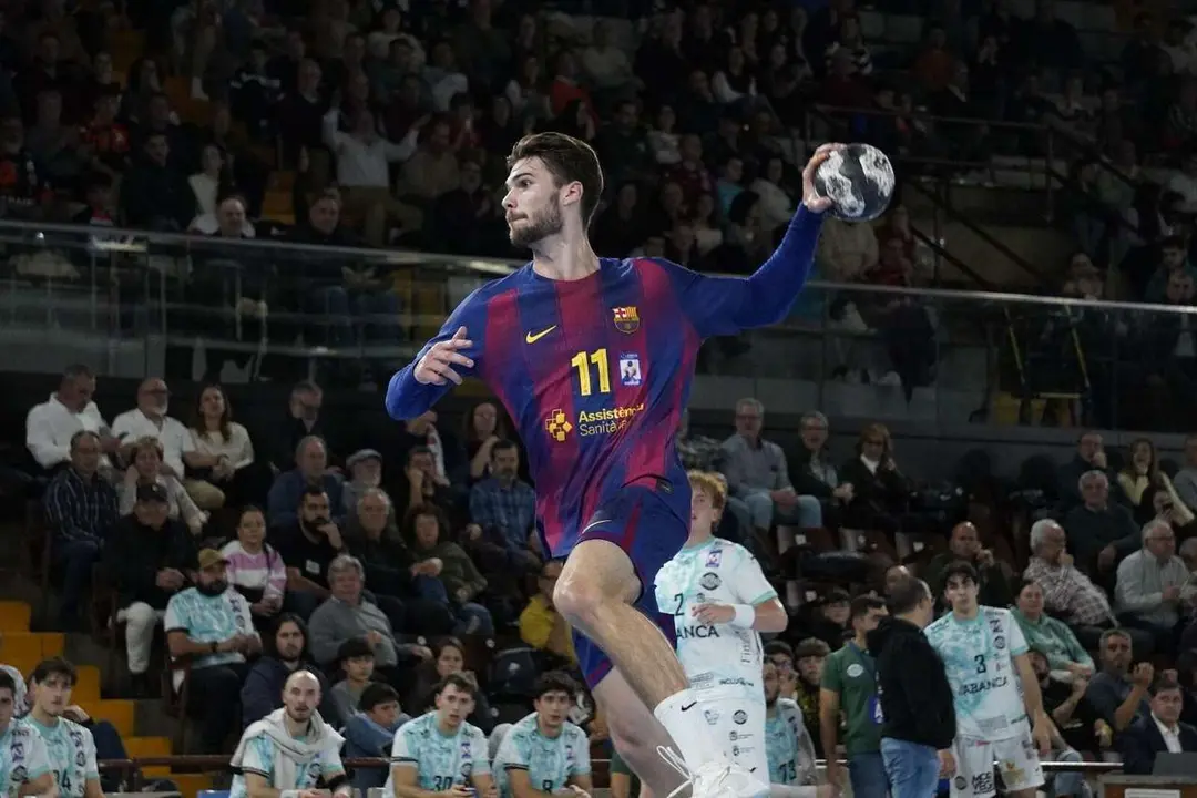 Partido entre el Abanca Ademar y el FC Barcelona. Fotograf&iacute;a: a.mproducciones