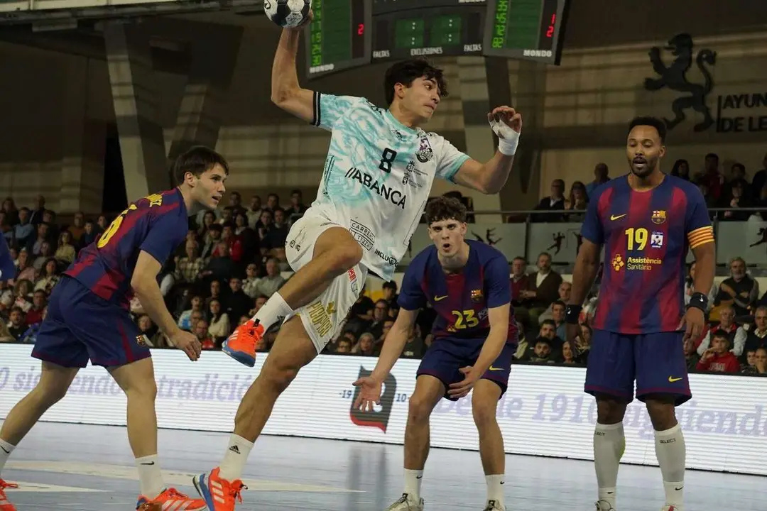 Partido entre el Abanca Ademar y el FC Barcelona. Fotograf&iacute;a: a.mproducciones