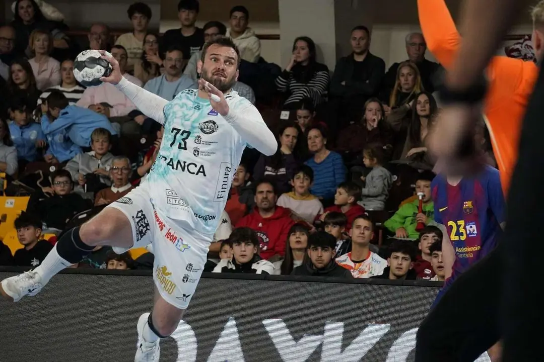 Partido entre el Abanca Ademar y el FC Barcelona. Fotograf&iacute;a: a.mproducciones