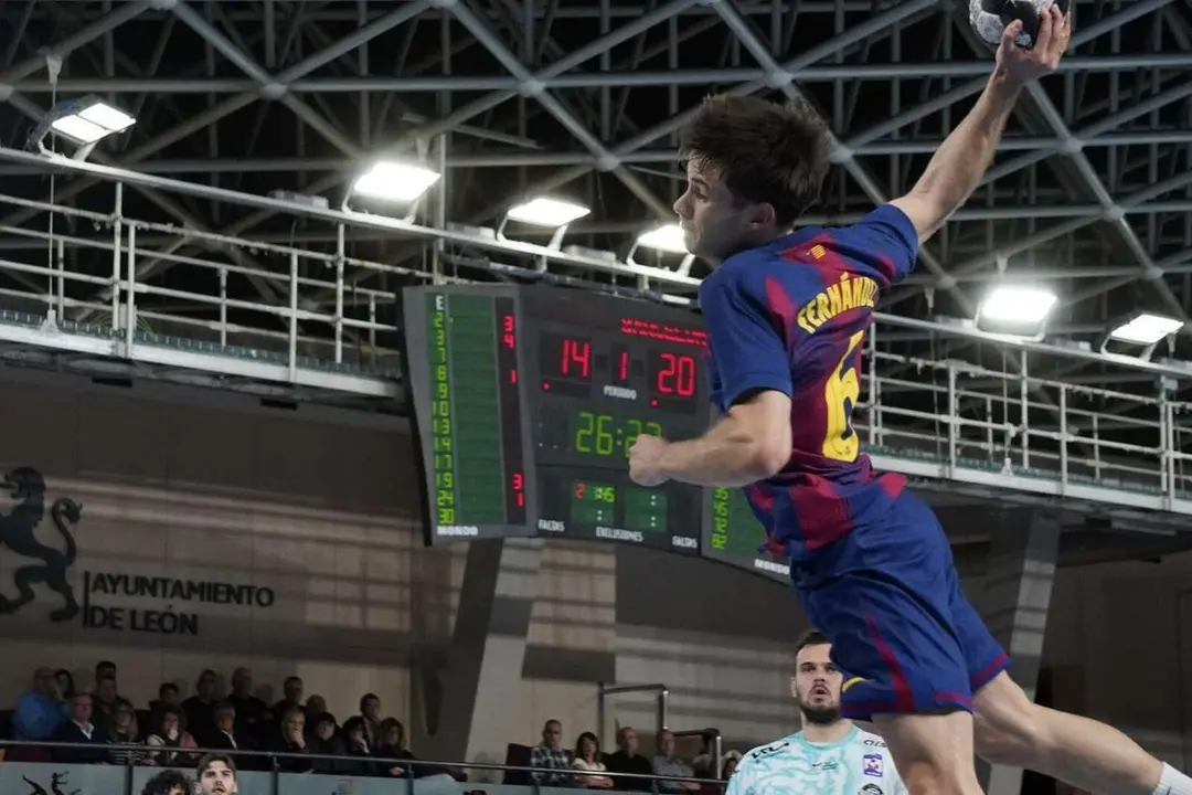 Partido entre el Abanca Ademar y el FC Barcelona. Fotograf&iacute;a: a.mproducciones