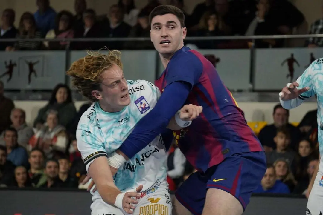Partido entre el Abanca Ademar y el FC Barcelona. Fotograf&iacute;a: a.mproducciones